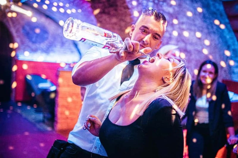 Vienna: Guided Pub Crawl with Club Entry - Pickwick’s and the first hour of mingling