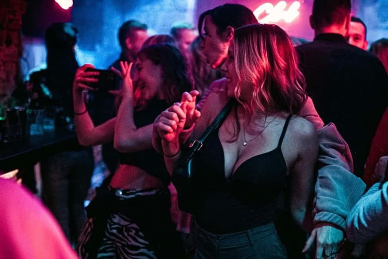 Vienna: Guided Pub Crawl with Club Entry - Clothing, age, languages, and physical limits