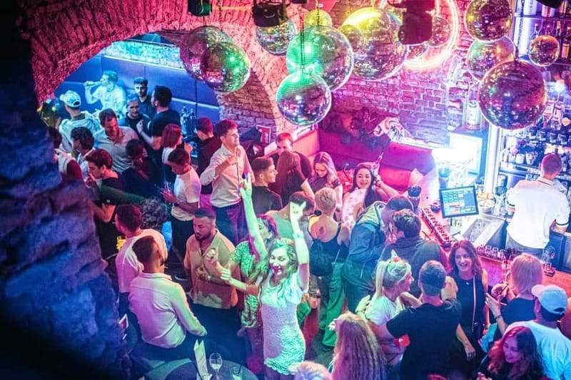 Vienna: Guided Pub Crawl with Club Entry - Starting at Dick Mack’s Irish Pub