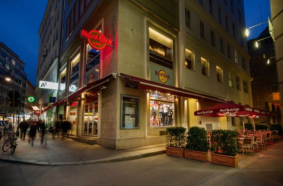 Vienna: Hard Rock Cafe with Set Menu for Lunch or Dinner - What your arrival and seating are like