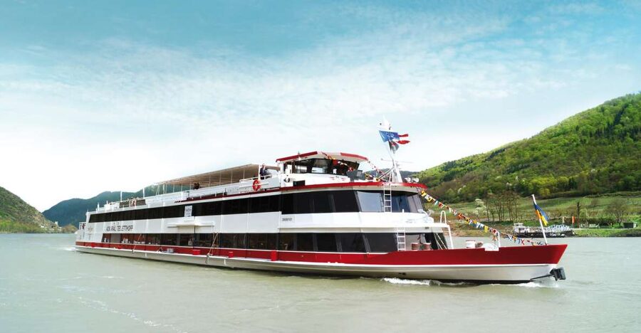 Vienna: Heurigen Cruise with Viennese Songs and Buffet - Wiener Lied music and the social side of the evening