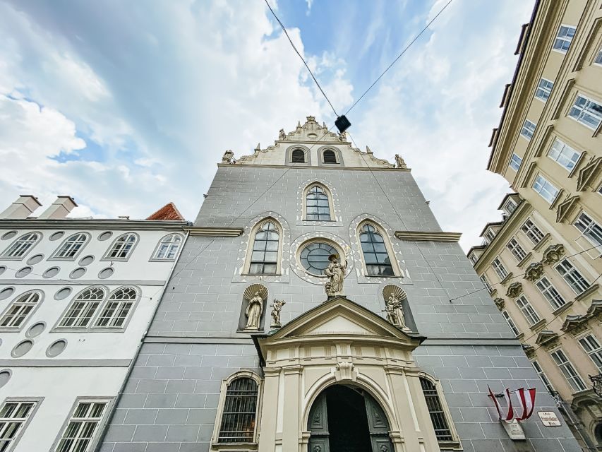 Vienna: Hidden Secrets and Local Stories Walking Tour - What the two-hour pace is like