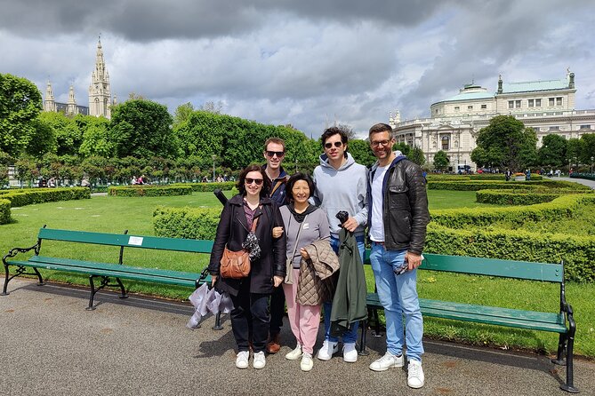 Vienna Highlight Tour - yue walk - Heldenplatz and Maria Theresa Square