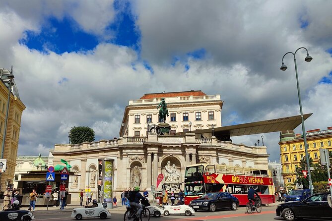 Vienna Highlight Tour - yue walk - Sisi, Michaelerplatz, and the old city edge