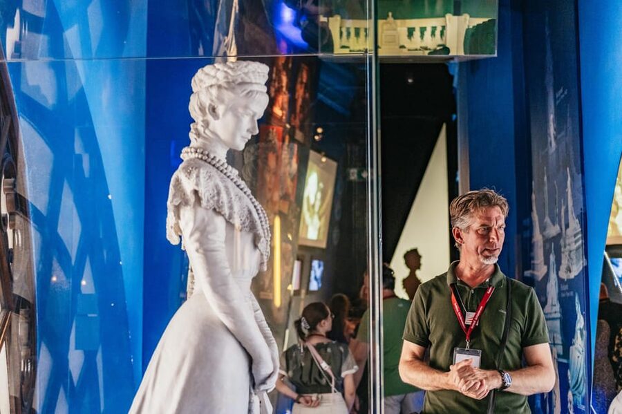 Vienna: Hofburg and Empress Sisi Museum Guided Tour - Ending in the Volksgarten
