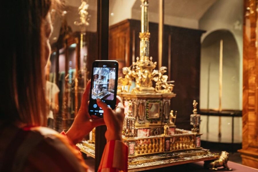 Vienna: Imperial Treasury in the Hofburg Palace - Who Will Enjoy the Treasury Most?