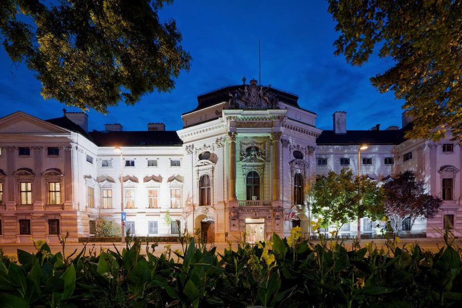 Vienna: Mozart & Strauss Classical Concert at Börse Palace - The atmosphere and dress code