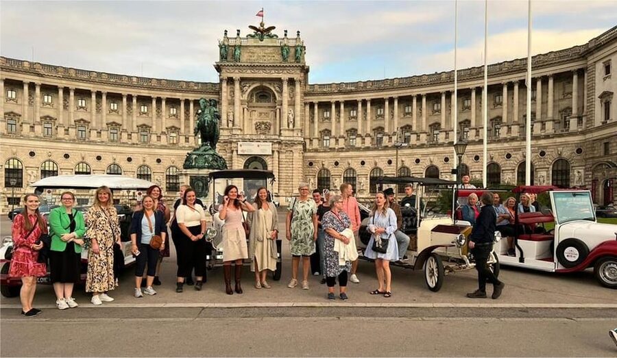 Vienna: Old Town Sightseeing Tour in a Vintage-Style E-Car - What the guide adds to the ride