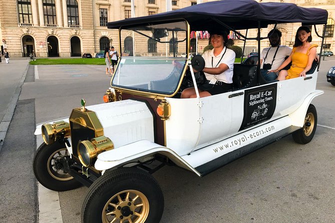Vienna Oldtimer Tour (60 min) Incl. bottle of Prosecco - A stylish hour through central Vienna