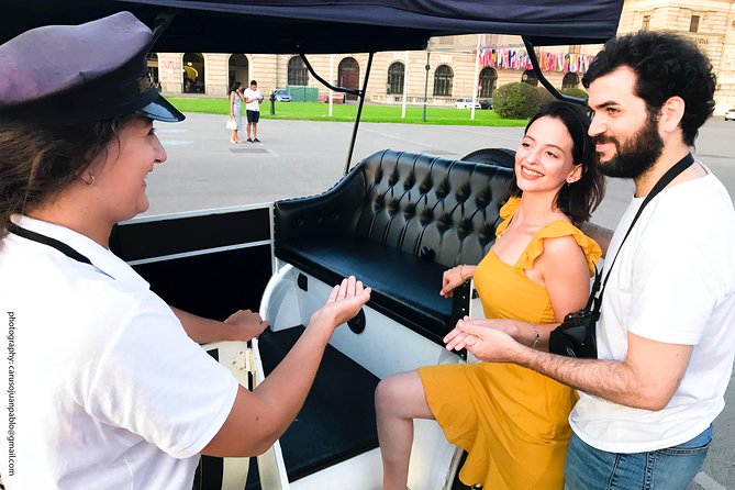 Vienna Oldtimer Tour (60 min) Incl. bottle of Prosecco - Café Mozart, the Opera, and the Albertina
