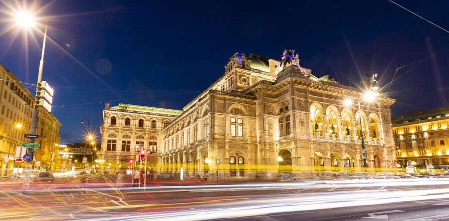 Vienna: Panoramic Night Tour by Bus - Parliament, Burgtheater, and Rathausplatz