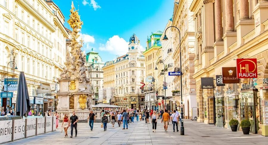 Vienna Private Full Day Tour – Tickets to Schönbrunn & Lunch - Taking the Metro to Schönbrunn