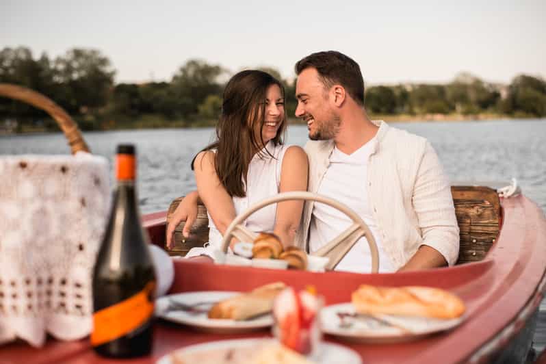 Vienna: Retro Boat Tour on the Danube River with Picnic - Practical details that affect your choice