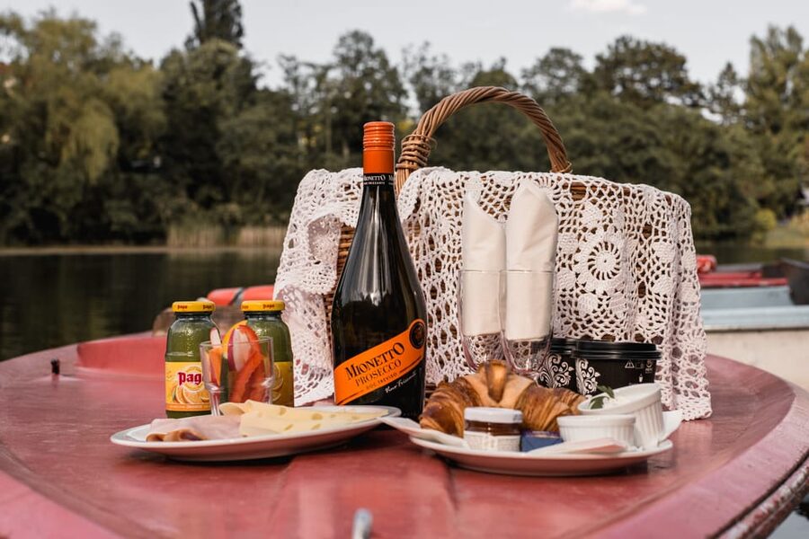 Vienna: Retro Boat Tour on the Danube River with Picnic - A quiet corner of Vienna on the Old Danube
