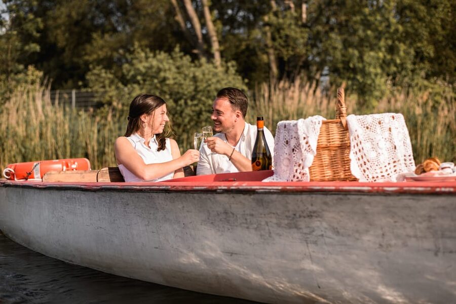 Vienna: Retro Boat Tour on the Danube River with Picnic - What you will see from the water