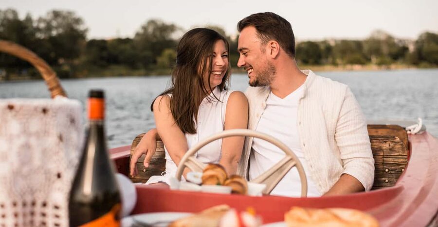 Vienna: Retro Boat Tour on the Danube River with Picnic - Meeting at the waterside restaurant