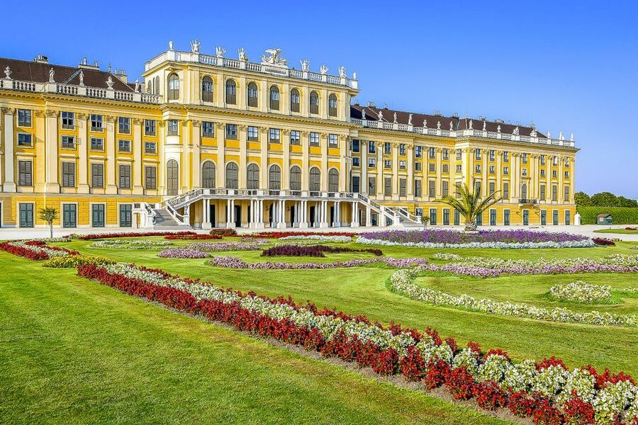 Vienna: Schönbrunn Palace & Gardens Skip-the-Line Tour - Finding the group at the Ehrenhof Fountain