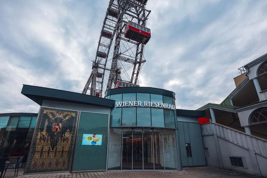 Vienna: Skip-the-cashier-desk-line Giant Ferris Wheel Ride - What the 12 to 15-minute ride feels like