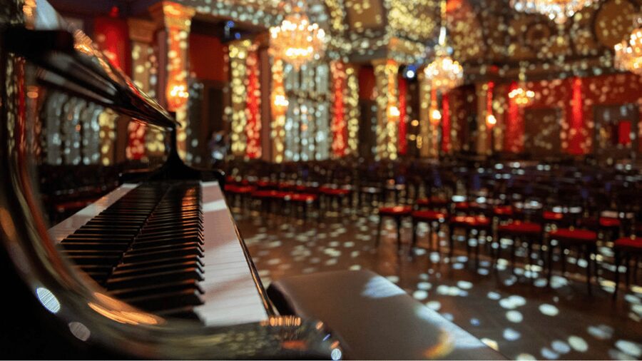 Vienna: Strauss Classical Concert with Soprano & Light Show - Who will enjoy this evening most?
