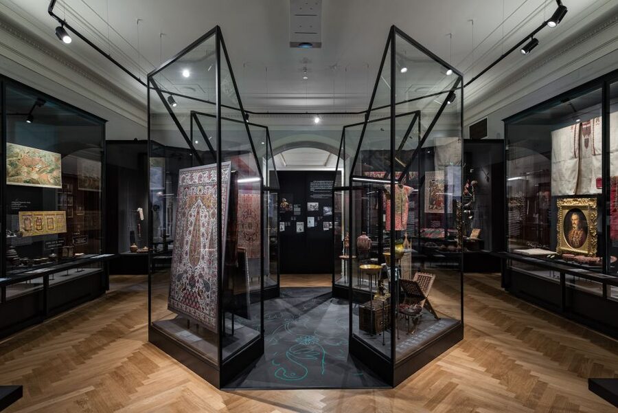 Vienna: Ticket to the Weltmuseum - Practical planning at Heldenplatz
