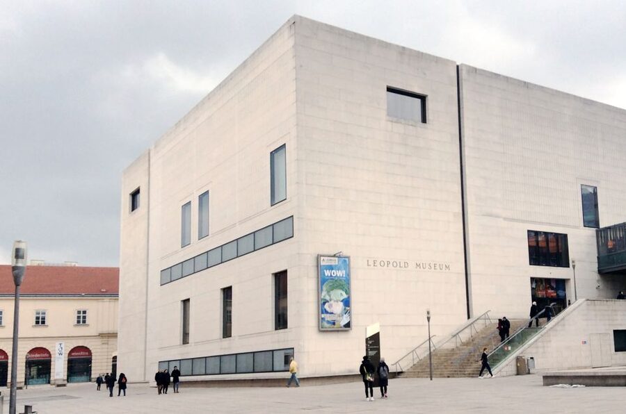 Vienna: Tour of Gustav Klimt's Art in 3 Museums with Tickets - Taking a taxi from the Belvedere to the Secession