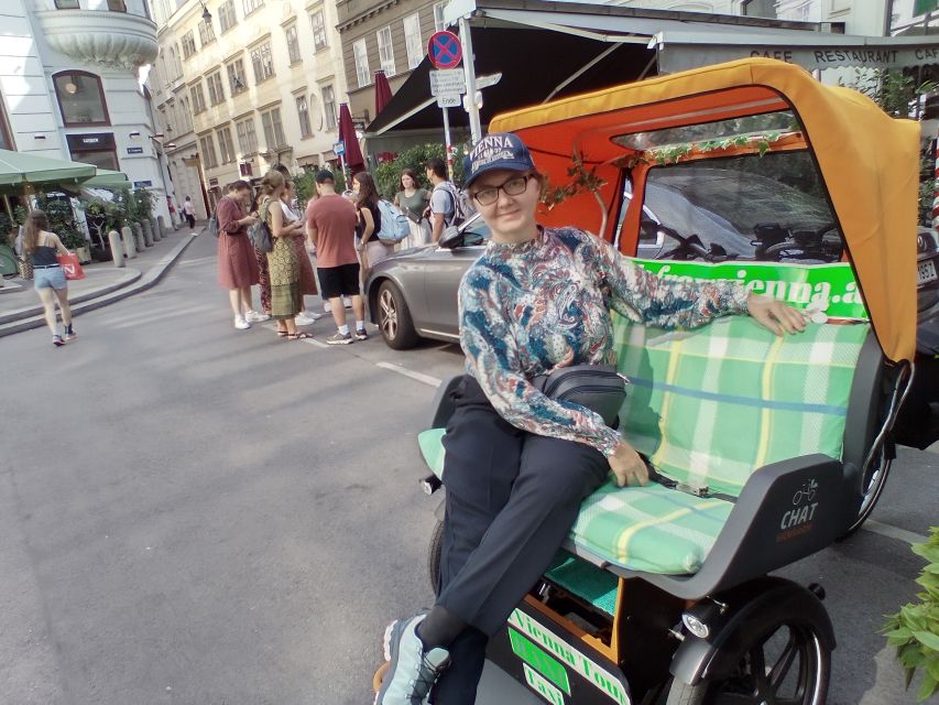 Vienna: Tour RAXI (electric rickshaw) 3 hours in Vienna - The Old Danube and Danube Park