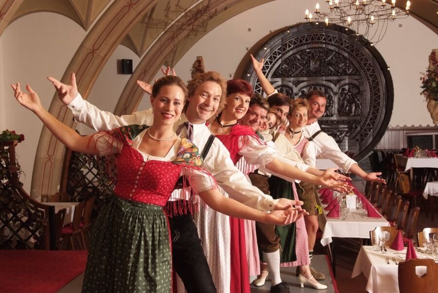 Vienna: Traditional Dinner Show at the Wiener Rathauskeller - Key points to know before booking