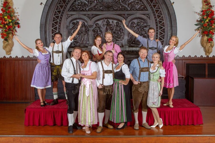 Vienna: Traditional Dinner Show at the Wiener Rathauskeller - Three scenes, several styles, and a lively ensemble
