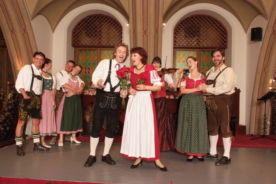 Vienna: Traditional Dinner Show at the Wiener Rathauskeller - What arrives on the three-course menu