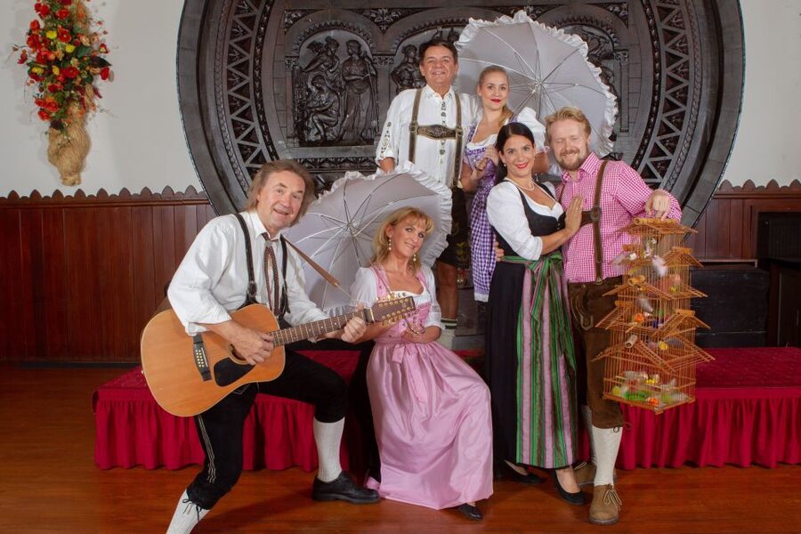 Vienna: Traditional Dinner Show at the Wiener Rathauskeller - How the show compares with a formal opera night