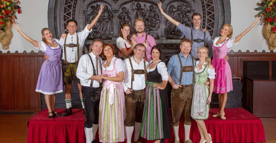 Vienna: Traditional Dinner Show at the Wiener Rathauskeller - The opening welcome and the Austrian route