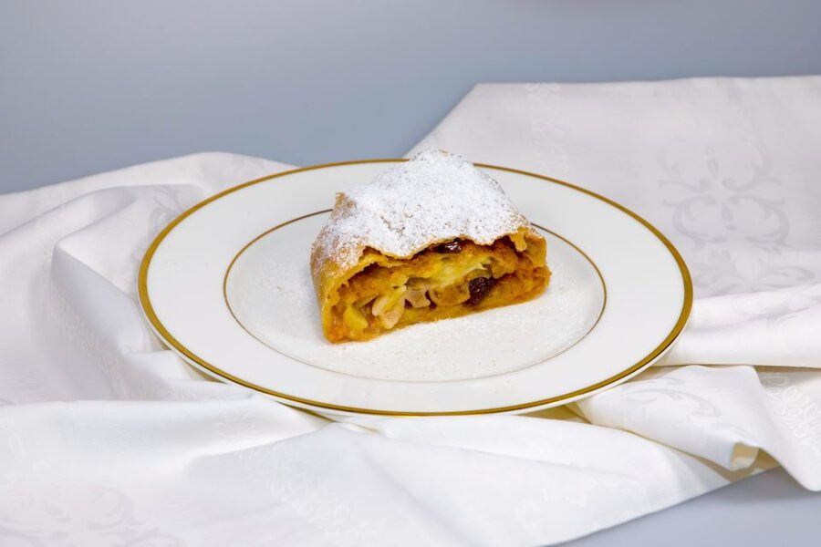 Vienna: Wiener Schnitzel and Strudel Cooking Class - How much food and drink should you expect?
