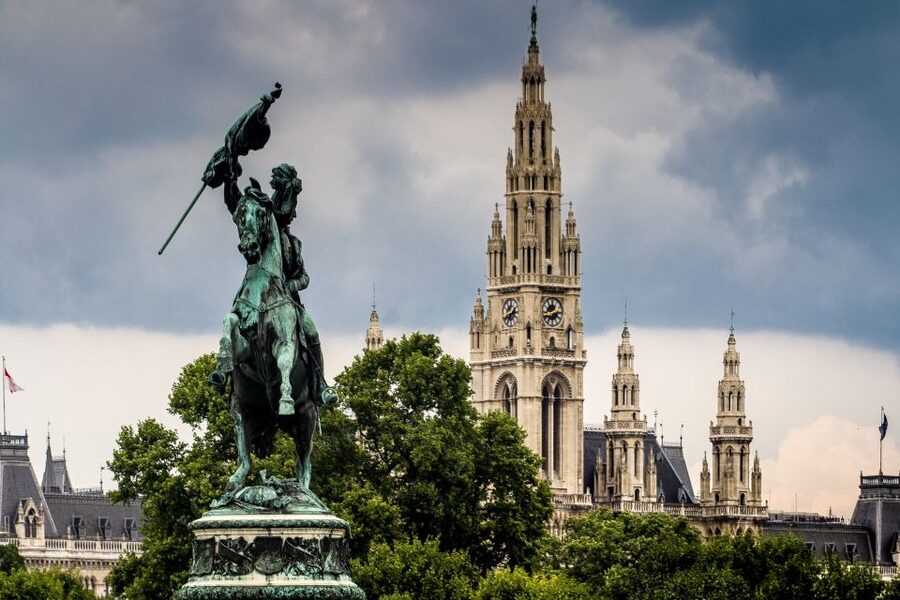 Vienna: World War II Historical Walking Tour - Vienna’s Jewish community and the synagogue that survived