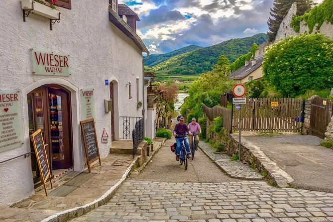 Wachau for Adventurers - Oak woods, rock formations, and changing views