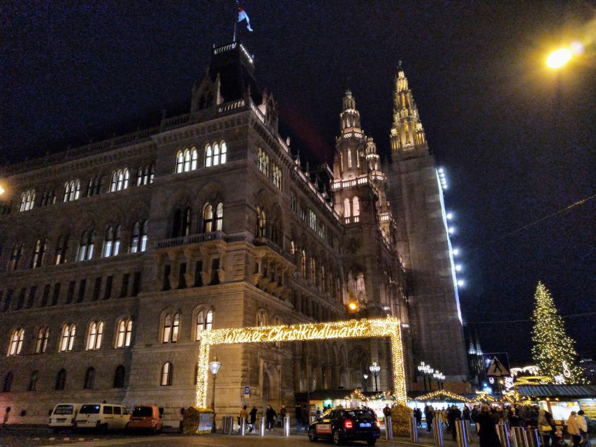 Wien: Tour with locals on the trails of the Christmas Tree - The historic center: architecture with a clear seasonal thread
