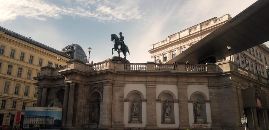 Wien: Tours with locals by public transport & walking - Ringstraße and Hofburg for a classic Vienna introduction