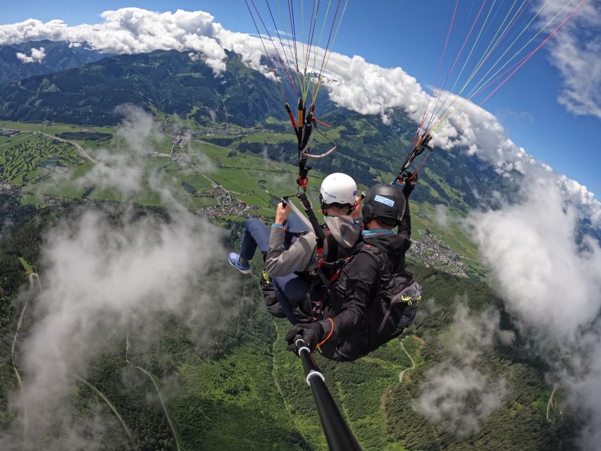 Zell am See: Schmittenhöhe Tandem Paragliding Flight - A landing near Kaprun, followed by the shuttle
